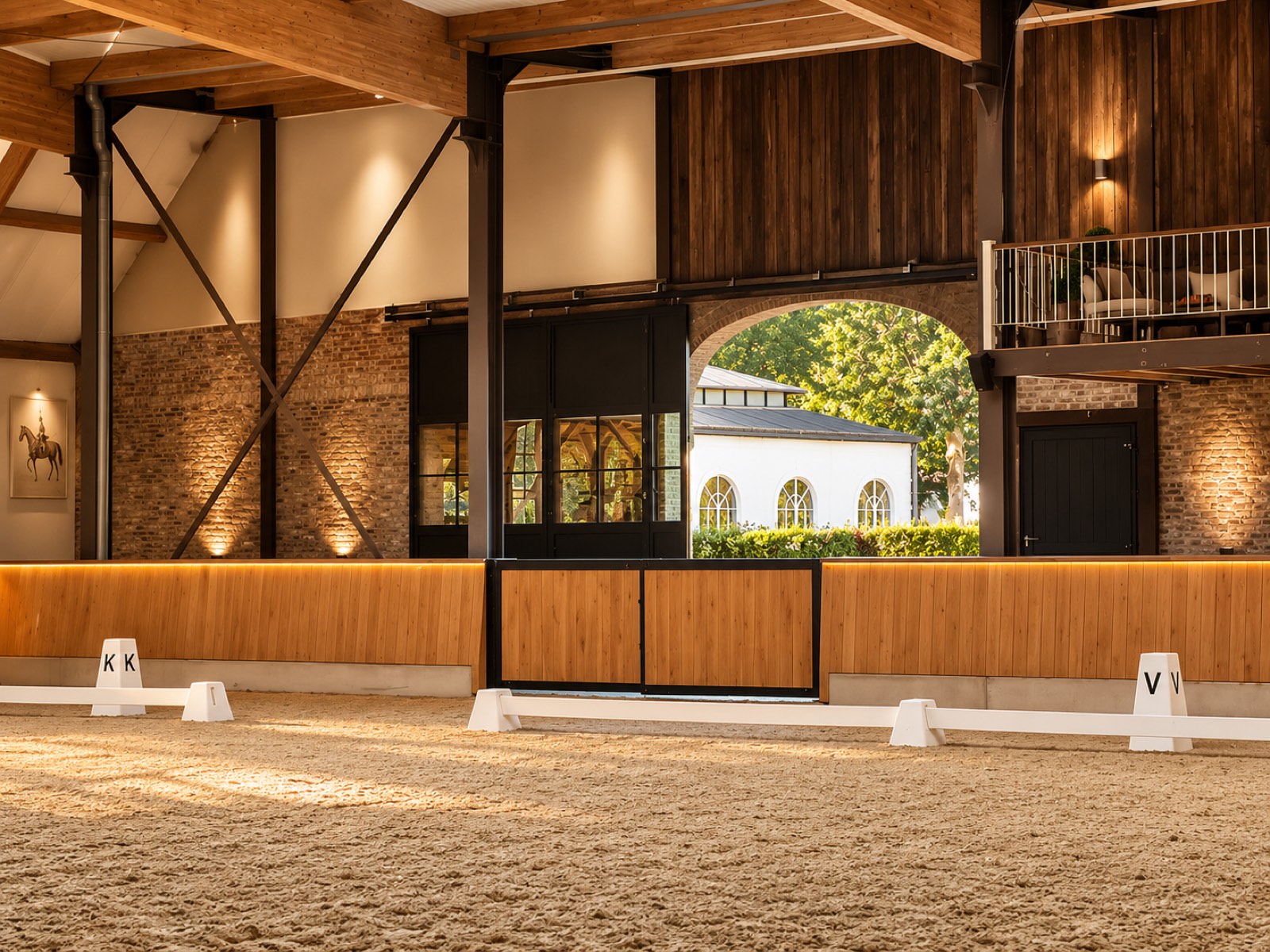 Uitzicht vanuit de overdekte arena op de witte member lounge — het domein van St. Hubert Horse & Country Club, Hoogboom