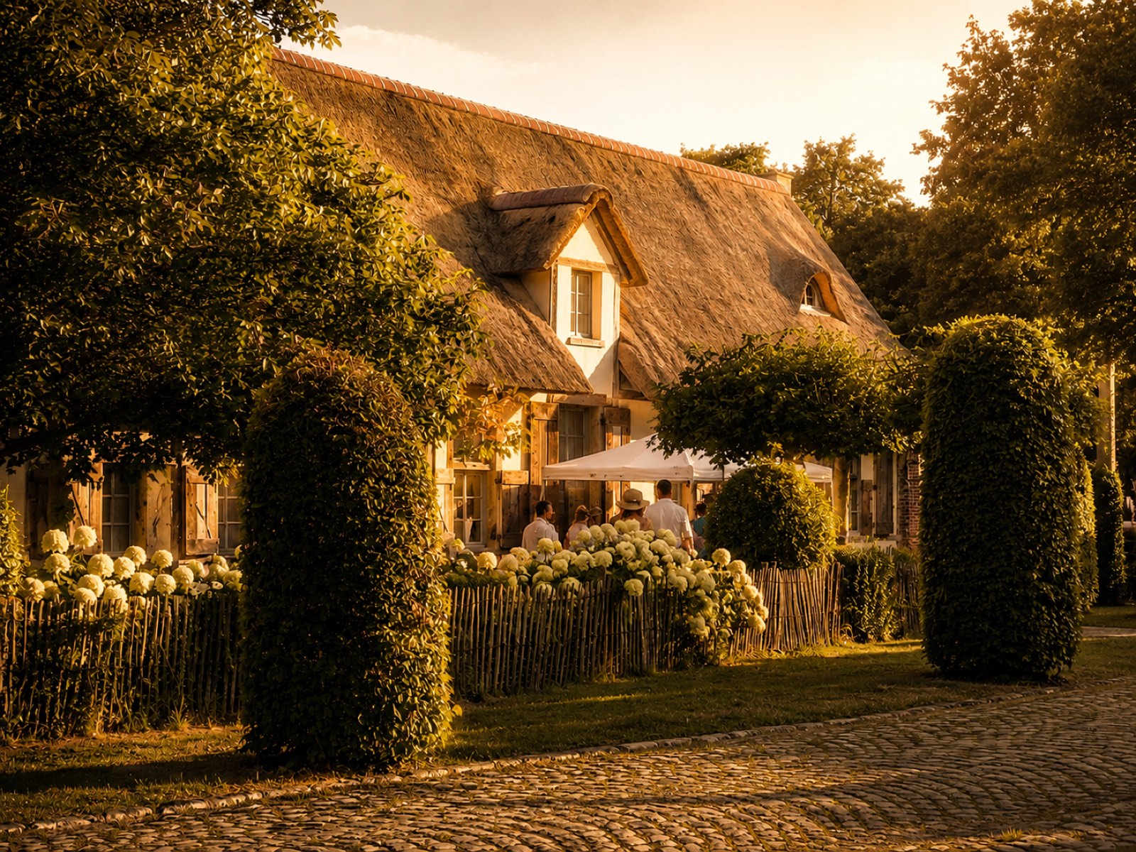De Polo Lounge bij zonsondergang — culinair samenzijn op het domein van St. Hubert Horse & Country Club, Kapellen