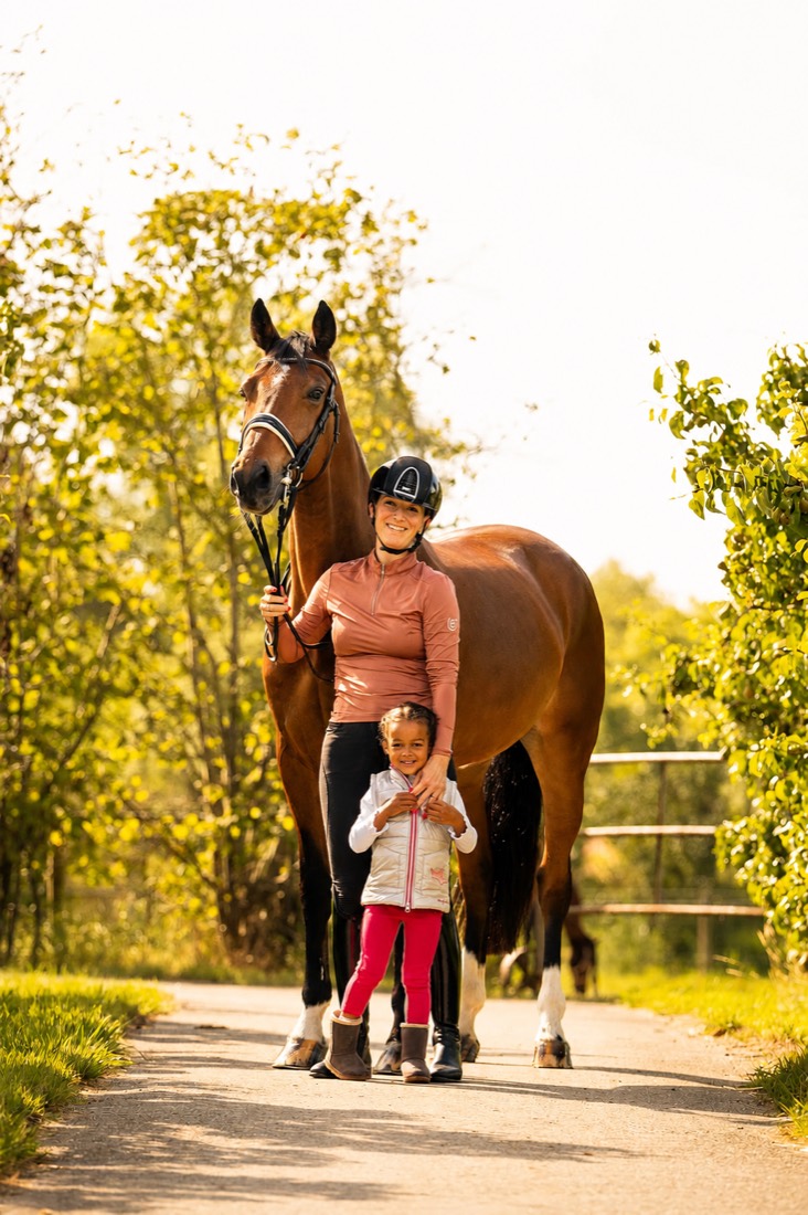 Amika Ponyclub — trainer met kind en paard op landgoed Sint Hubert, Hoogboom